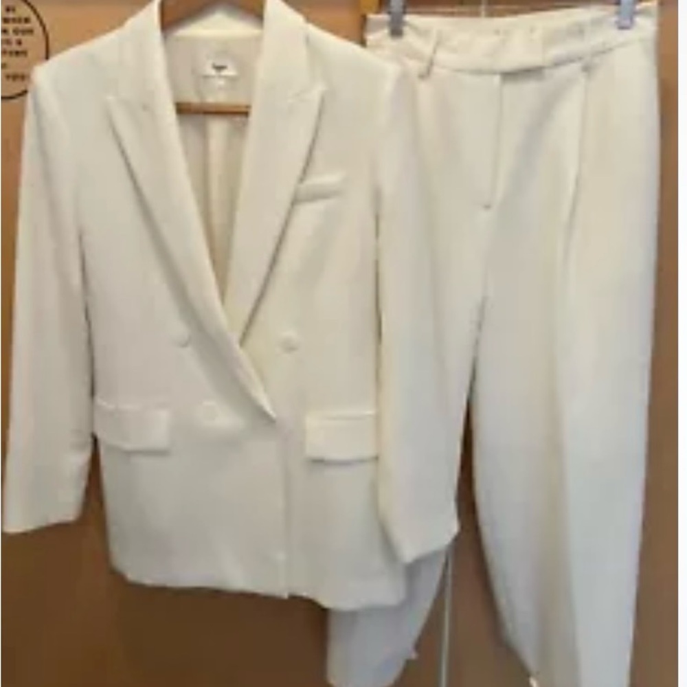 THE FRANKIE SHOP White
Double Breasted Crepe Poly Oversized Blazer Pant Suit M/L